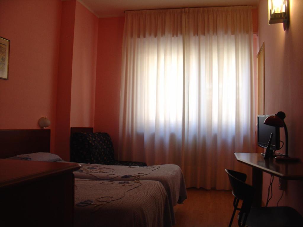 Domus Hotel Alessandria Bagian luar foto