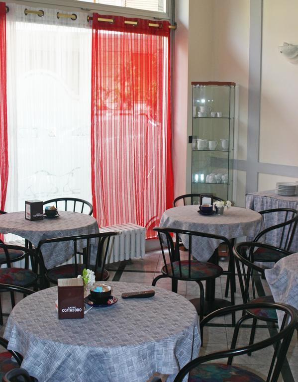 Domus Hotel Alessandria Bagian luar foto
