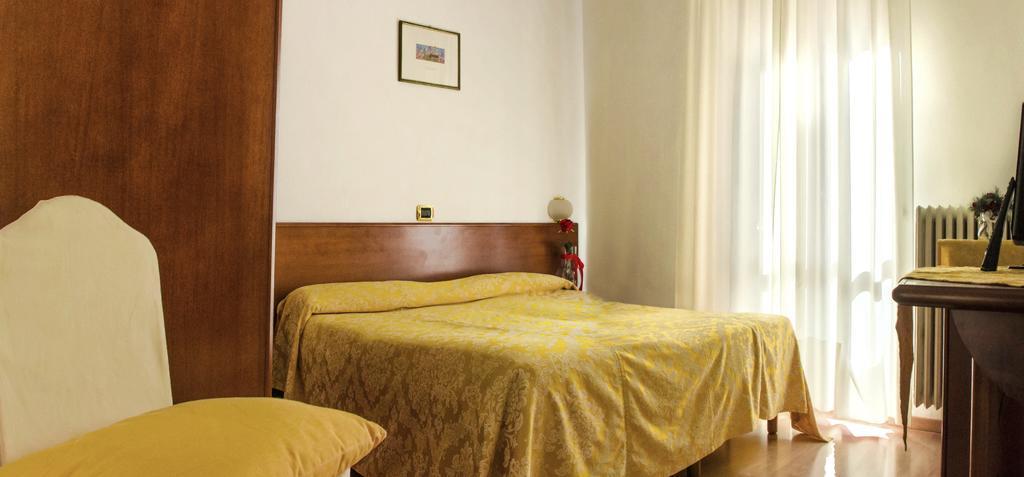 Domus Hotel Alessandria Bagian luar foto