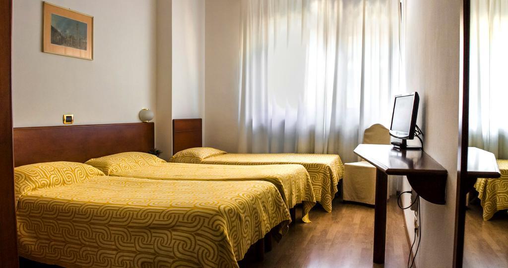 Domus Hotel Alessandria Bagian luar foto