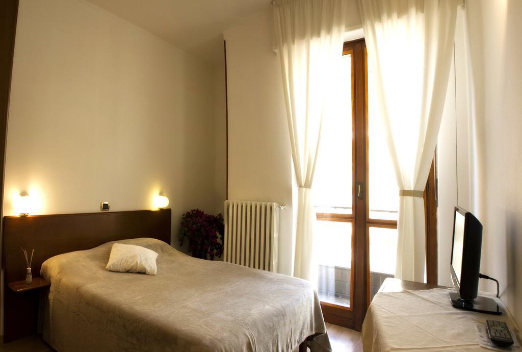 Domus Hotel Alessandria Bagian luar foto