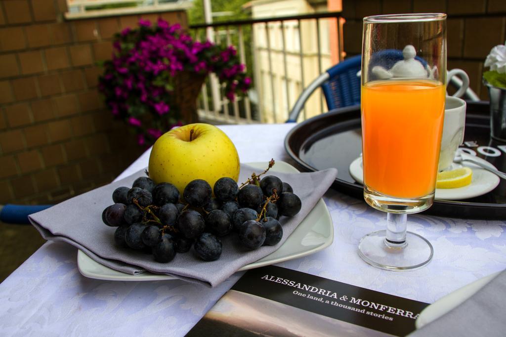 Domus Hotel Alessandria Bagian luar foto