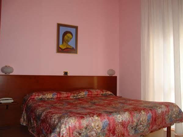 Domus Hotel Alessandria Bagian luar foto