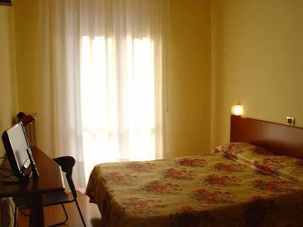 Domus Hotel Alessandria Bagian luar foto