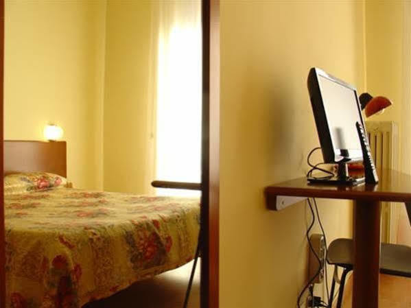 Domus Hotel Alessandria Bagian luar foto