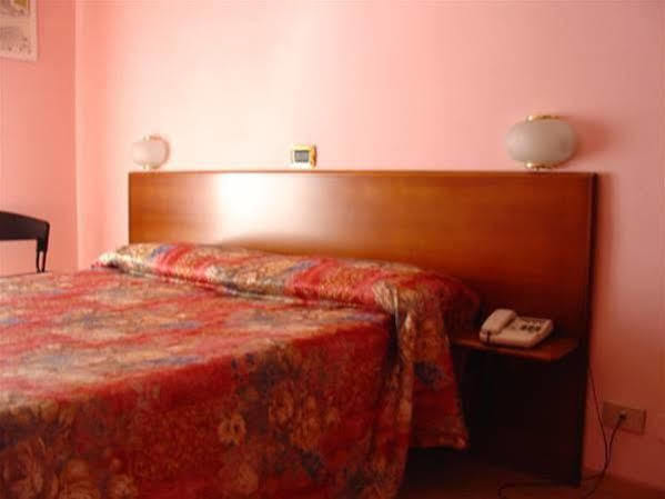 Domus Hotel Alessandria Bagian luar foto